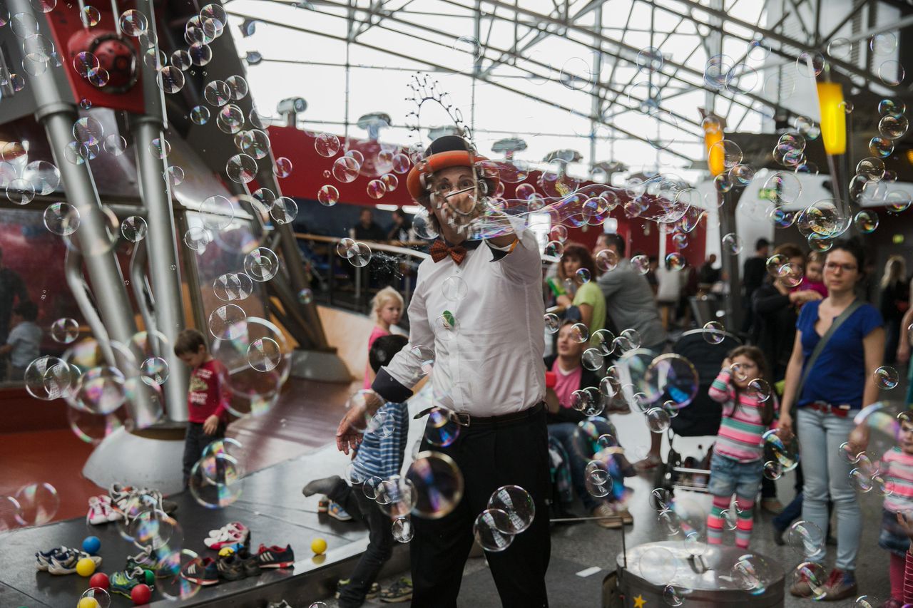 Seifenblasenkünstler Rinaldo setzt mit seiner Kindershow die Leute in Erstaunen. 